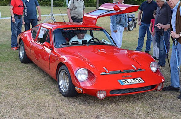 Базиран в Дрезден, град в тогавашна ГДР, Melkus произвежда предимно едноместни и спортни състезателни автомобили,  и и един пътен модел.

RS 1000 е купе с две врати тип "крило на чайка" и се задвижва от монтиран отзад 1,0-литров трицилиндров, двутактов двигател на Wartburg. Около 100 екземпляра са направени между 1970 и 1980 година. Това, което може да се нарече &bdquo;продължаваща серия&ldquo;, е пуснато едва през 2006-а.

Три години по-късно марката показа RS 2000, подобна по концепция на RS 1000, но с двигател Toyota с компресор или турбокомпресор Volkswagen. Явно не проработва. Melkus подаде молба за банкрут през 2012 година.